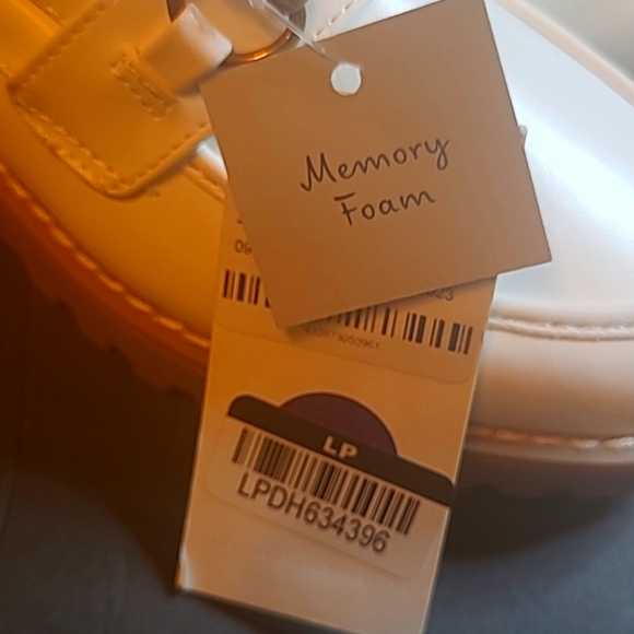 White platform loafers with gold detailing (NEVER WORN) with memory foam - Picture 5 of 5